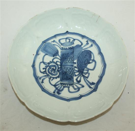 A Chinese blue and white pot, 16th century, 9.7cm